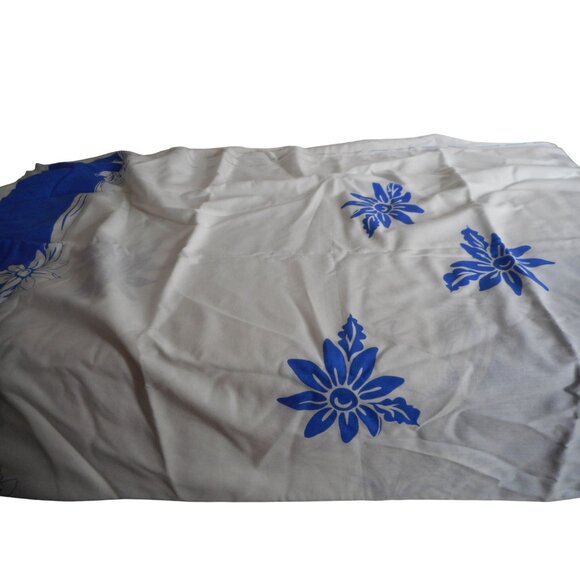 Vintage large Blue white Twin Sheet or Tablecloth pattern - unfinished edges - - Picture 3 of 10